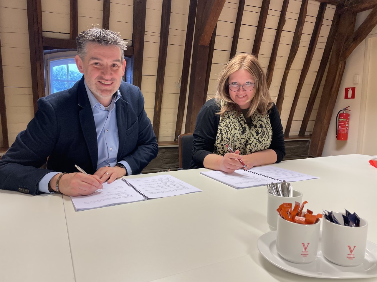Juliette Verbeek en Raymond Veugelers ondertekenen koopcontract Von Clermontpark