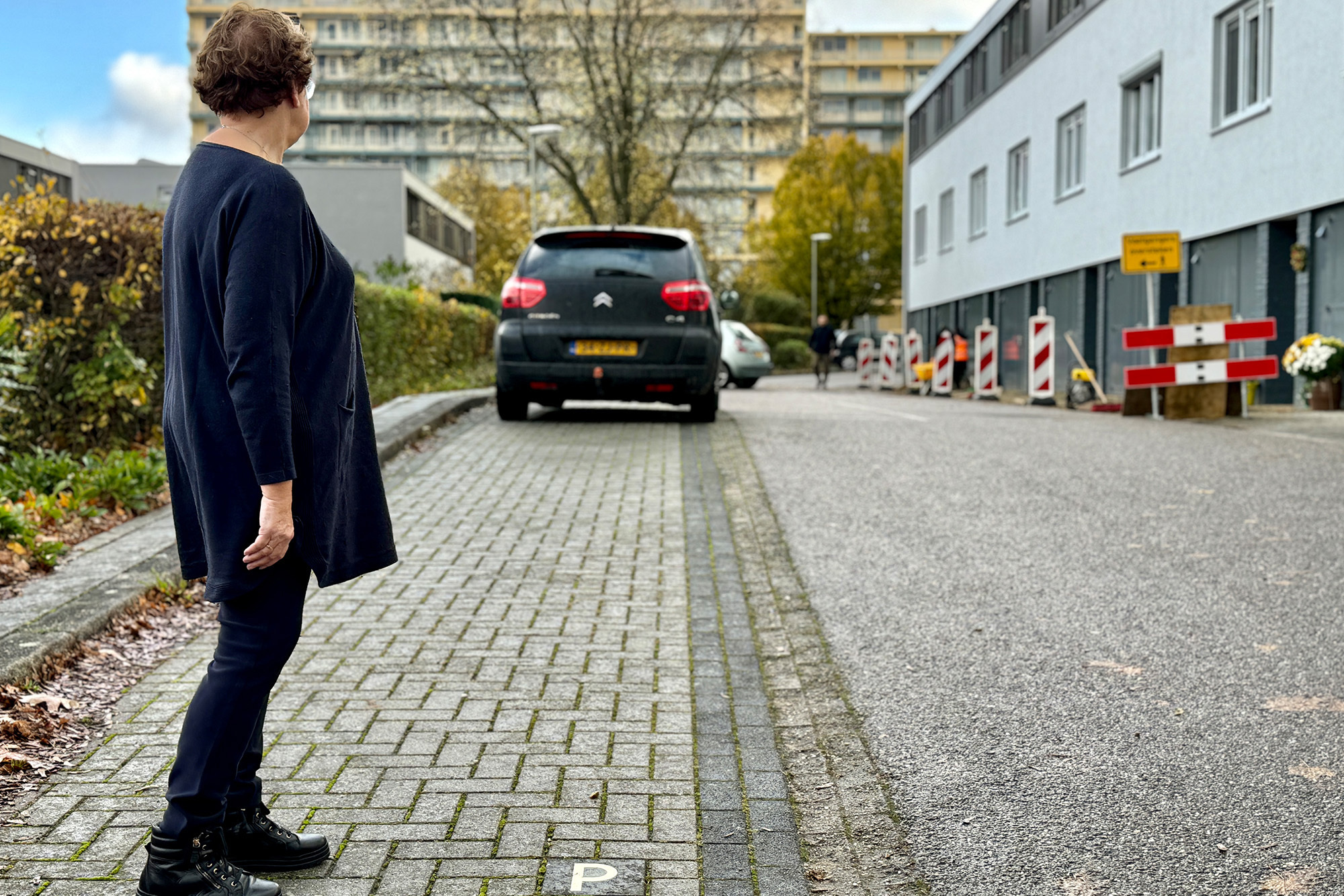 Marjo Schols kijkt richting woningen in Vallisveld