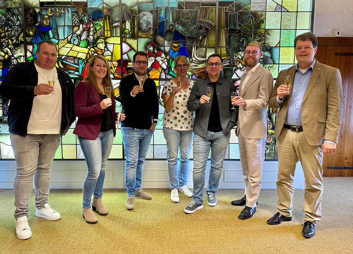 Op de foto van links naar rechts: Juliën Juristen, Chantal Bücken-Austen, Chris Spaubek en Jenny Wilms-Hofman van Stichting Nui Lemieësj en Roger Smeets, Wethouder Alain Hamaekers en burgemeester Harry Leunessen namens de gemeente Vaals. 