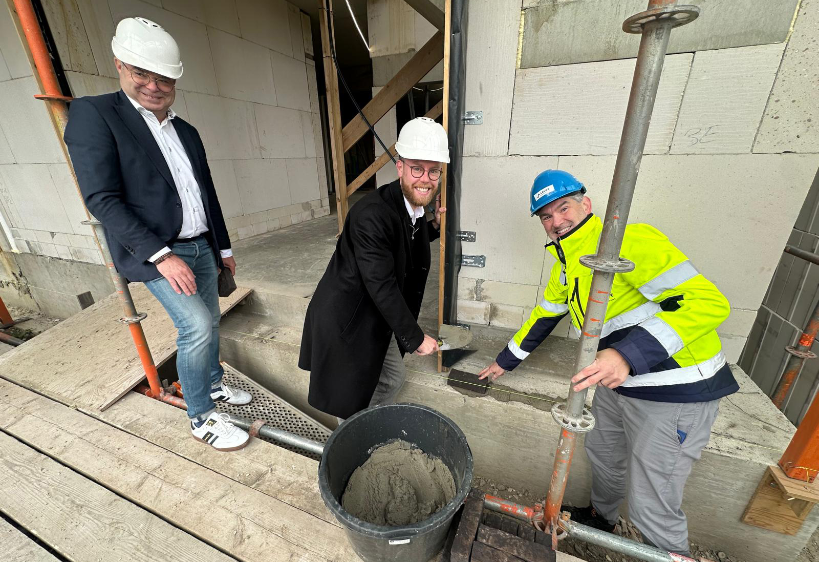 Eerstesteenlegging Von Clermontpark appartementencomplex door wethouder Alain Hamaeakers