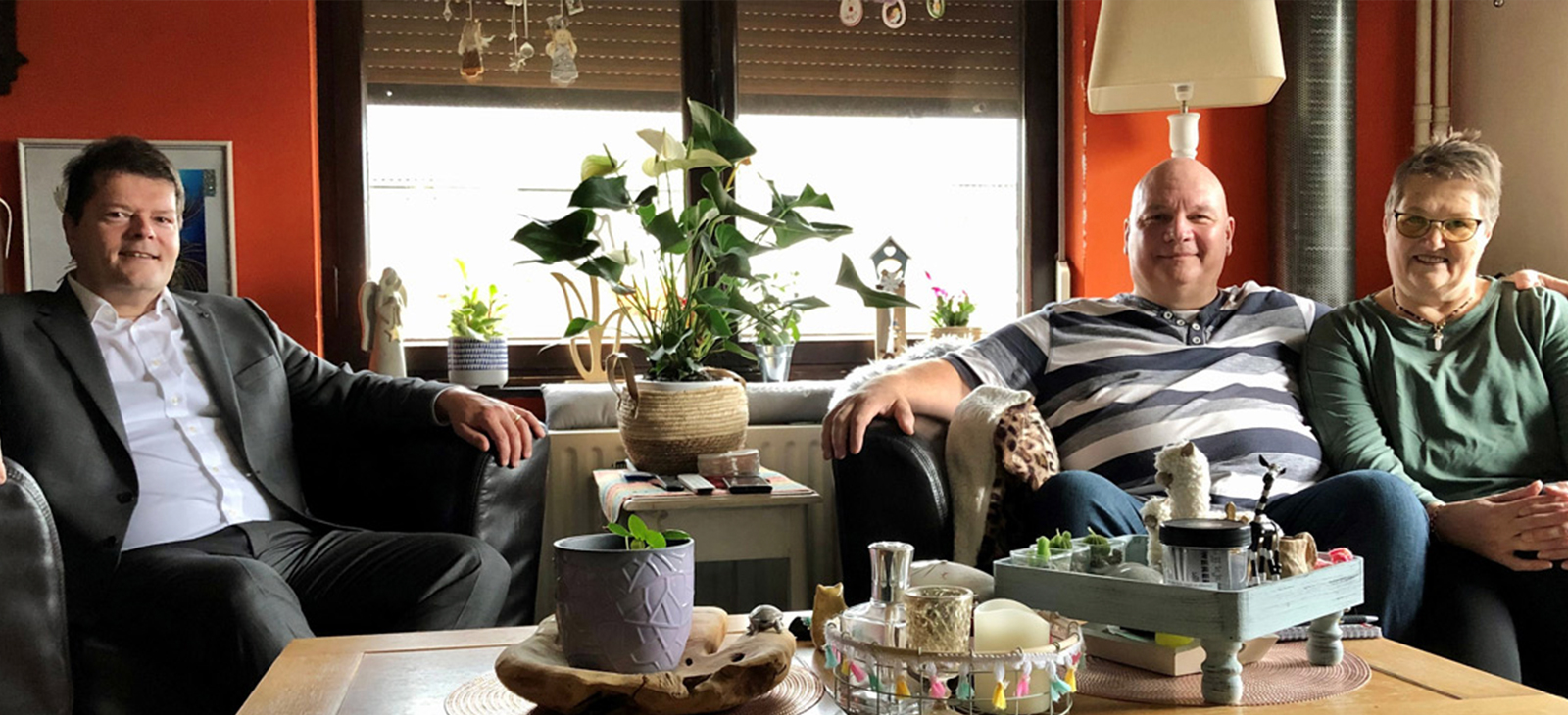 Burgemeester Leunessen op bezoek bij Leonie Baars-Klein en haar man Eric